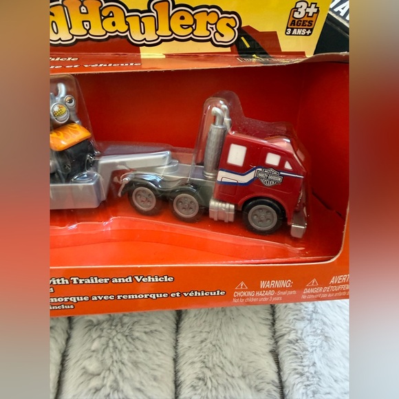 Maisto Harley-Davidson Road Haulers Toy Set - Red and Silver - Picture 5 of 7